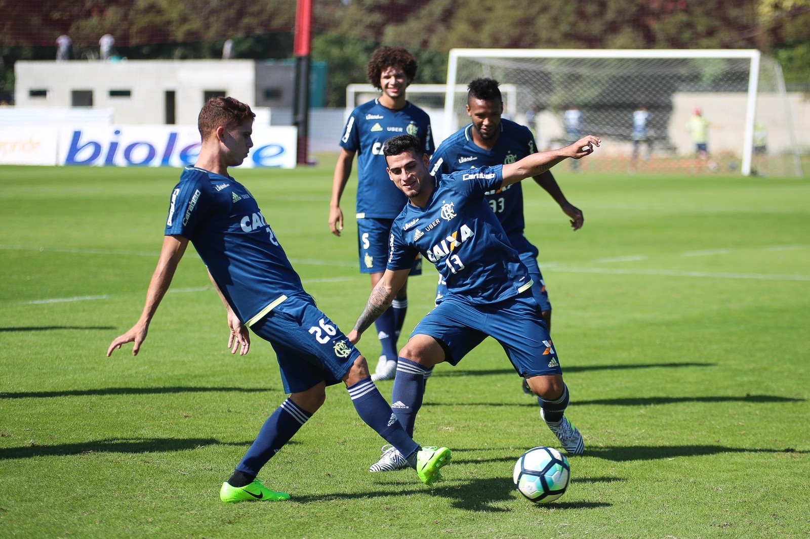 Zé treina com Everton e Cuéllar, mas ainda avalia condições de Diego e Conca