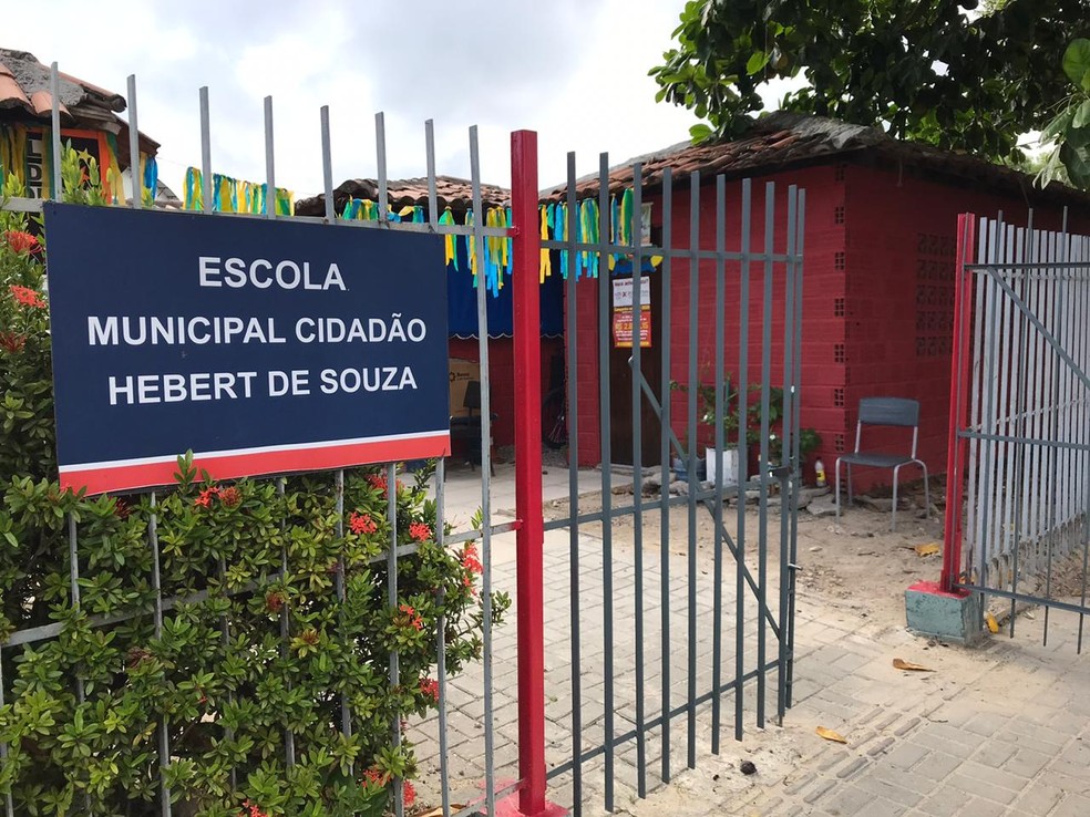 Escolas municipais do Recife têm funcionamento parcial no 1º dia de greve de professores