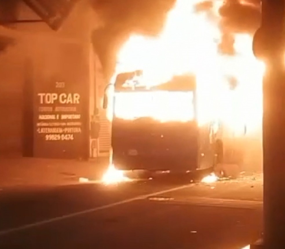 Ônibus foram incendiados após morte de jovem em Vila Velha — Foto: Reprodução/TV Gazeta