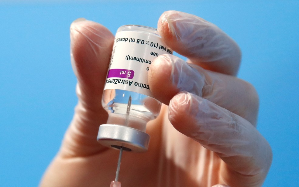 Vacina Oxford/AstraZeneca é uma das que iniciaram testes em crianças e adolescentes; CoronaVac faz estudos na China — Foto: AP Photo/Alessandra Tarantino