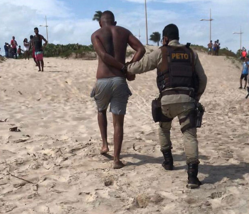 Um dos suspeitos de assaltar passageiros de Ã´nibus em Salvador Ã© preso apÃ³s tentar fugir pelo mar  â?? Foto: DivulgaÃ§Ã£o/PolÃ­cia Militar