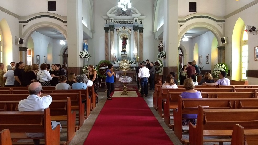 Corpo do Padre Edwaldo foi velado na Paróquia de Casa Forte, na Zona Norte do Recife (Foto: Bruno Grubertt/TV Globo)