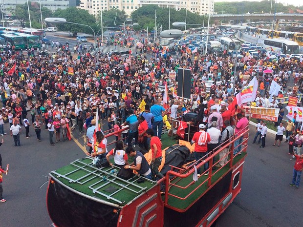 Protesto na Avenida ACM, em frente ao Shopping da Bahia, em Salvador (Foto: Henrique Mendes/G1)