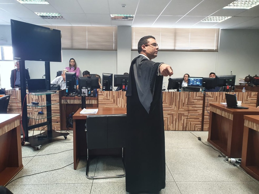  Carlos Venicius começou a defesa de Alan no terceiro dia de julgamento do caso — Foto: Iryá Rodrigues/g1