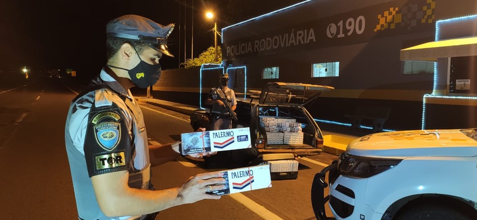 Cigarros contrabandeados eram transportado em um carro que foi abordado na SP-270 — Foto: Polícia Rodoviária