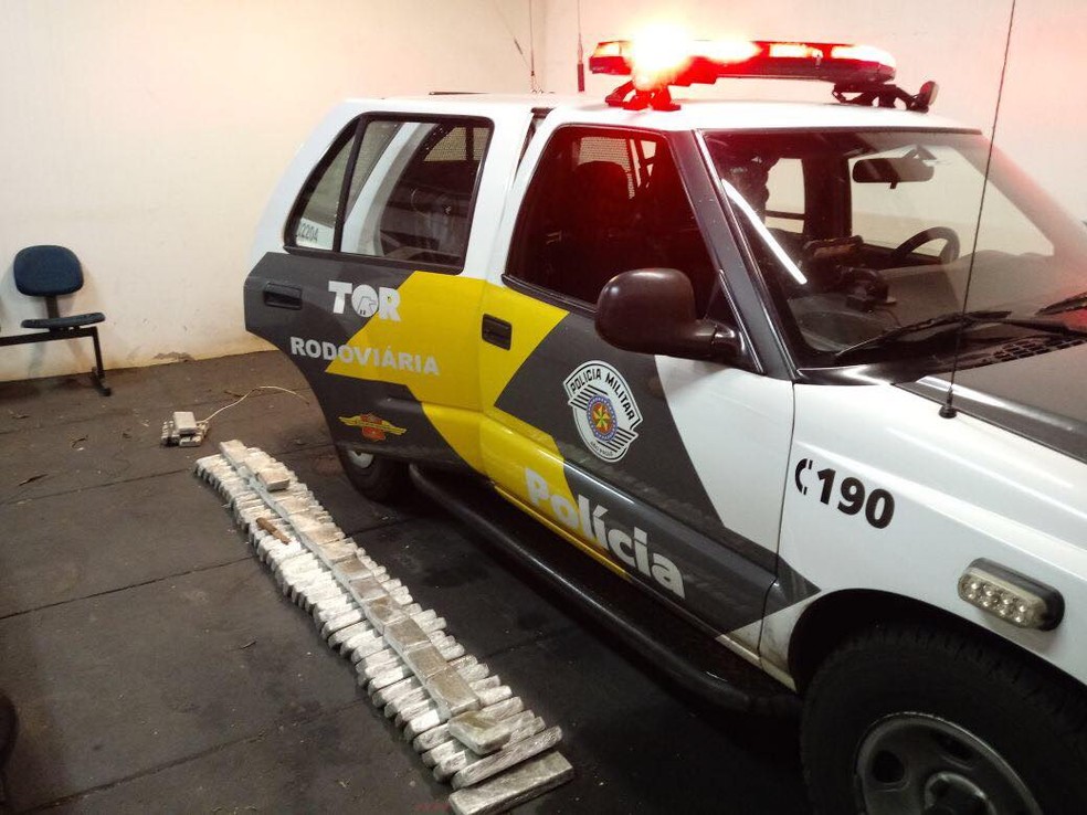 Droga apreendida em Presidente Epitácio estava escondida em diversas partes do carro (Foto: Polícia Militar/Cedida)