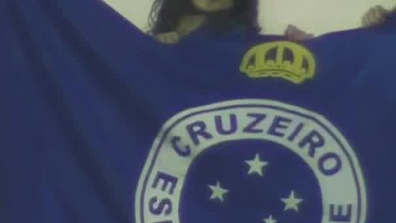 Pequenas torcedoras do Cruzeiro acompanham clássico contra o Atlético-MG no Brasileirão Feminino