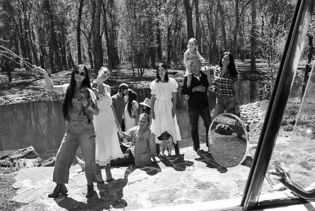 Demi Moore e Bruce Willis posam com as filhas e a atual mulher dele (Foto: Reprodução Instagram)