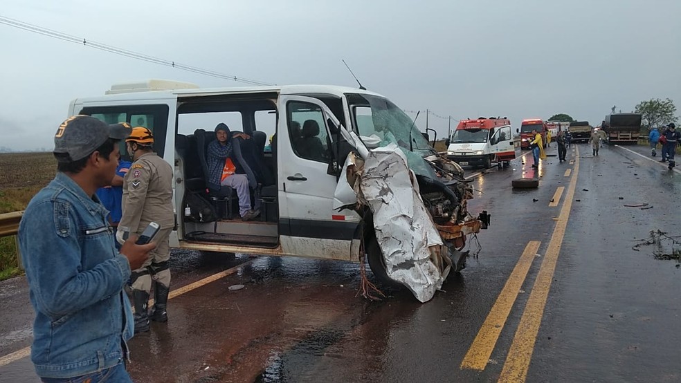 Van ficou parcialmente destruída após acidente com mais três carretas na BR-463, em Dourados (MS). — Foto: Adilson Domingos