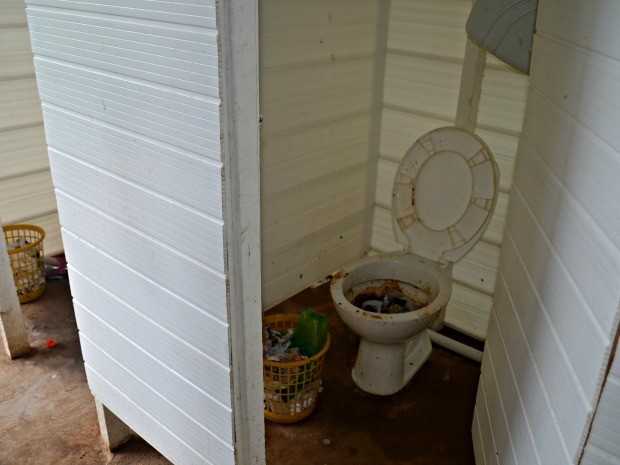 Banheiros em abrigo de imigrantes em Rio Branco (Foto: Aline Nascimento/G1)