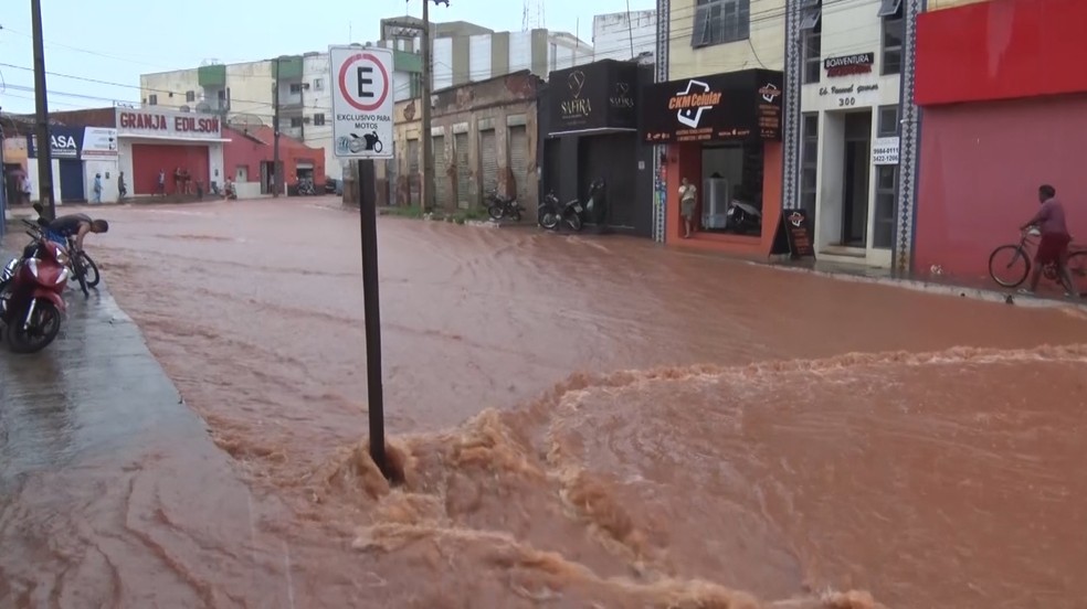 Picos tem ruas e avenidas alagadas após chuva de mais de 10 horas — Foto: TV Clube
