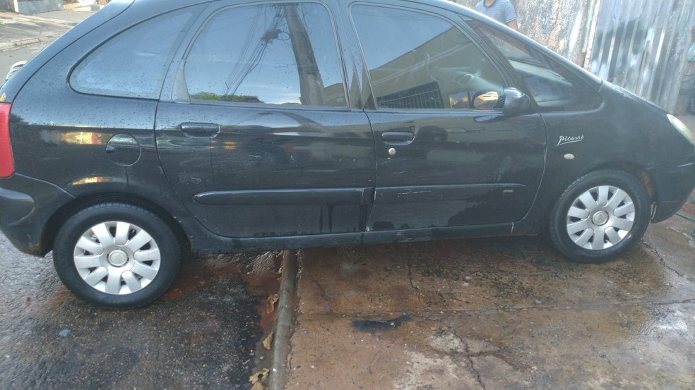 Suspeito usava um carro preto para abordar as vítimas na rua — Foto: Divulgação