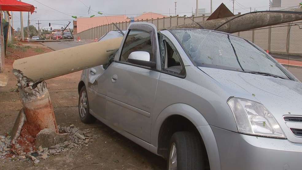 Poste cai em cima de carro apÃ³s chuva em bairro de Itapetininga  â€” Foto: ReproduÃ§Ã£o/TV TEM
