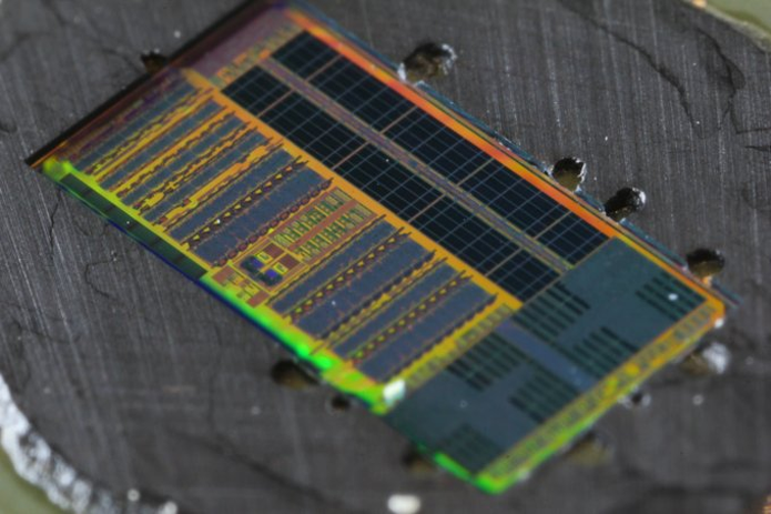 Imagem destaca os circuitos que funcionam com luz na parte esquerda do processador (Foto: Divulgação/Universidade do Colorado)