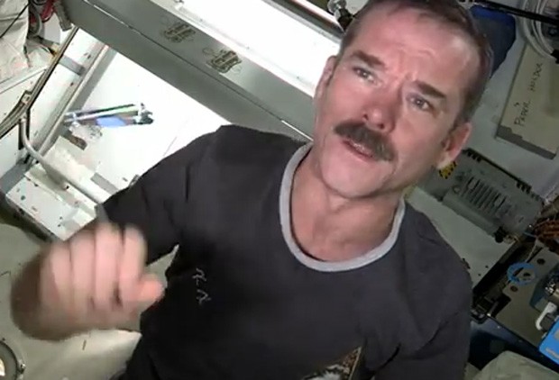 Astronauta explica que unhas não podem ficar soltas pela estação espacial (Foto: Reprodução)