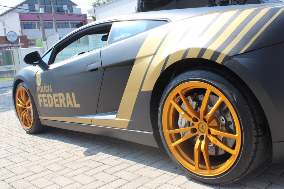 Carro possui motor de 10 cilindros e potência de 560 cavalos — Foto: Divulgação/PF