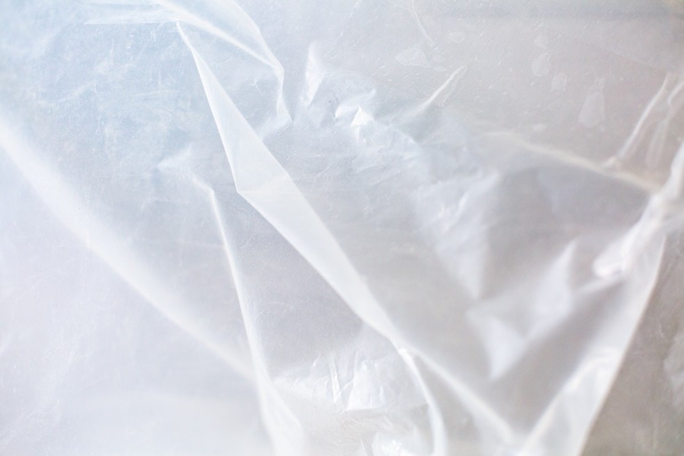 Na hora do descarte, vale amassar o plástico em uma bolinha, após se certificar que ele não está sujo nem úmido — Foto: Pexels / La Miko / CreativeCommons