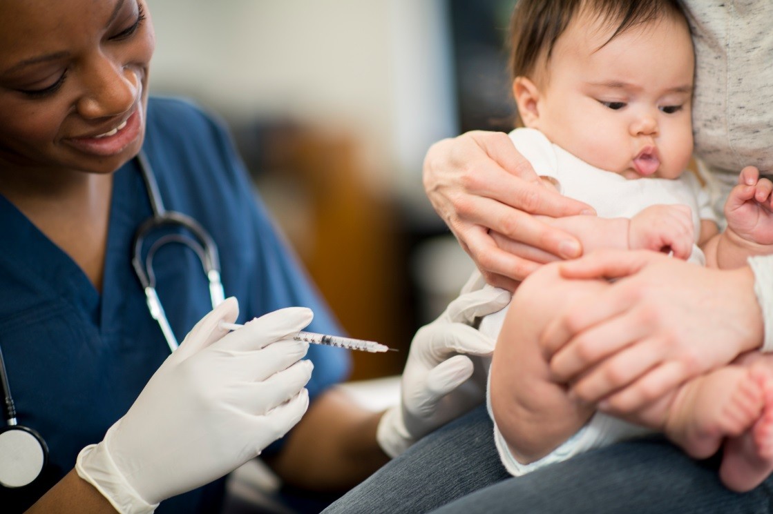 Bebê tomando vacina (Foto: Getty Images)