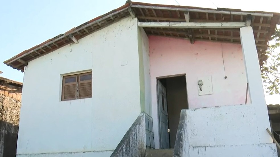 Homem invadiu casa da família, no Alto do Mateus, e atirou contra bebê de um ano e jovem de 19 anos — Foto: Reprodução/TV Cabo Branco
