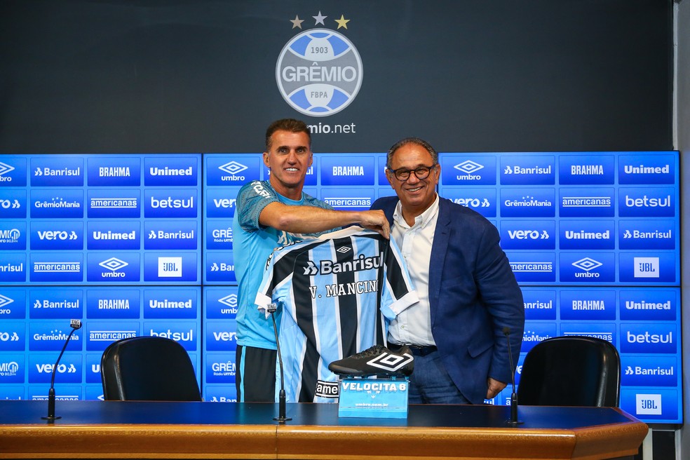 Técnico Vagner Mancini foi apresentado junto de Denis Abrahão e seguirá em 2022 — Foto: Lucas Uebel/DVG/Grêmio