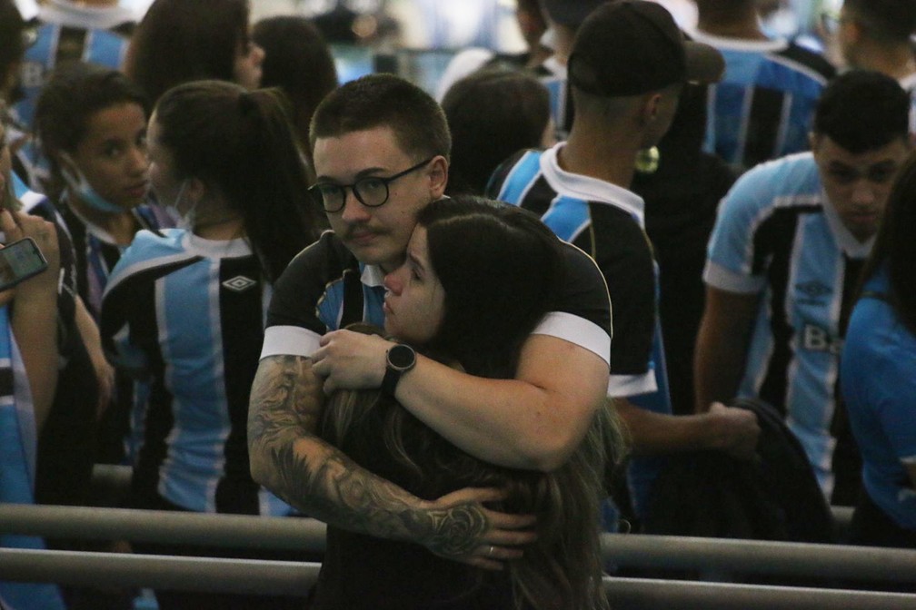 Casal demonstra frustração com rebaixamento em plena Arena — Foto: Eduardo Moura / ge