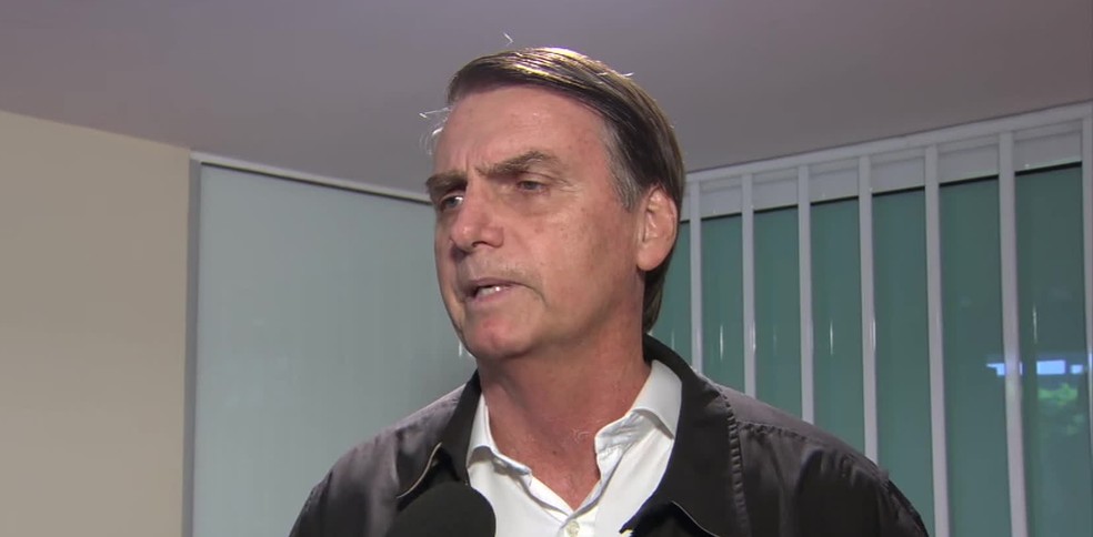 O candidato Jair Bolsonaro durante entrevista na qual afirmou que nÃ£o comparecerÃ¡ a debates no segundo turno â Foto: ReproduÃ§Ã£o/TV Globo