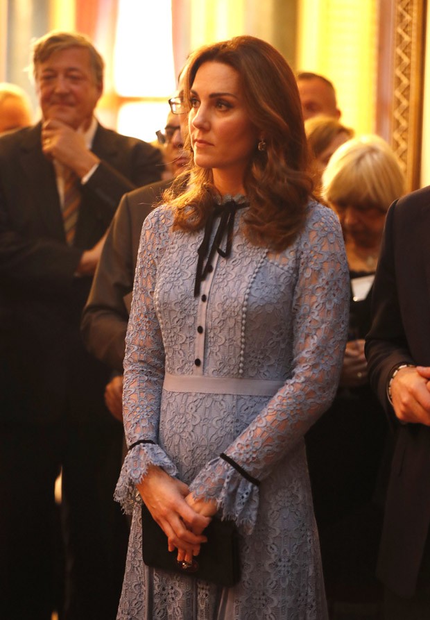 LONDON, UNITED KINGDOM - OCTOBER 10:  Catherine, Duchess of Cambridge supports World Mental Health Day at Buckingham Palace on 10, October 2017 in London, England. (Photo by Heathcliff O'Malley - WPA Pool/Getty Images) (Foto: Getty Images)
