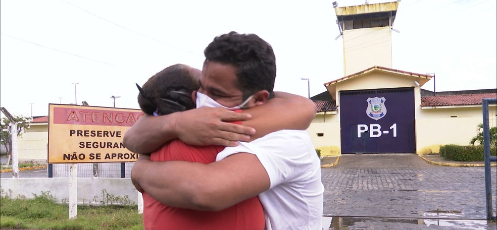 Após sete anos preso injustamente, jovem é solto em João Pessoa — Foto: Reprodução/TV Cabo Branco