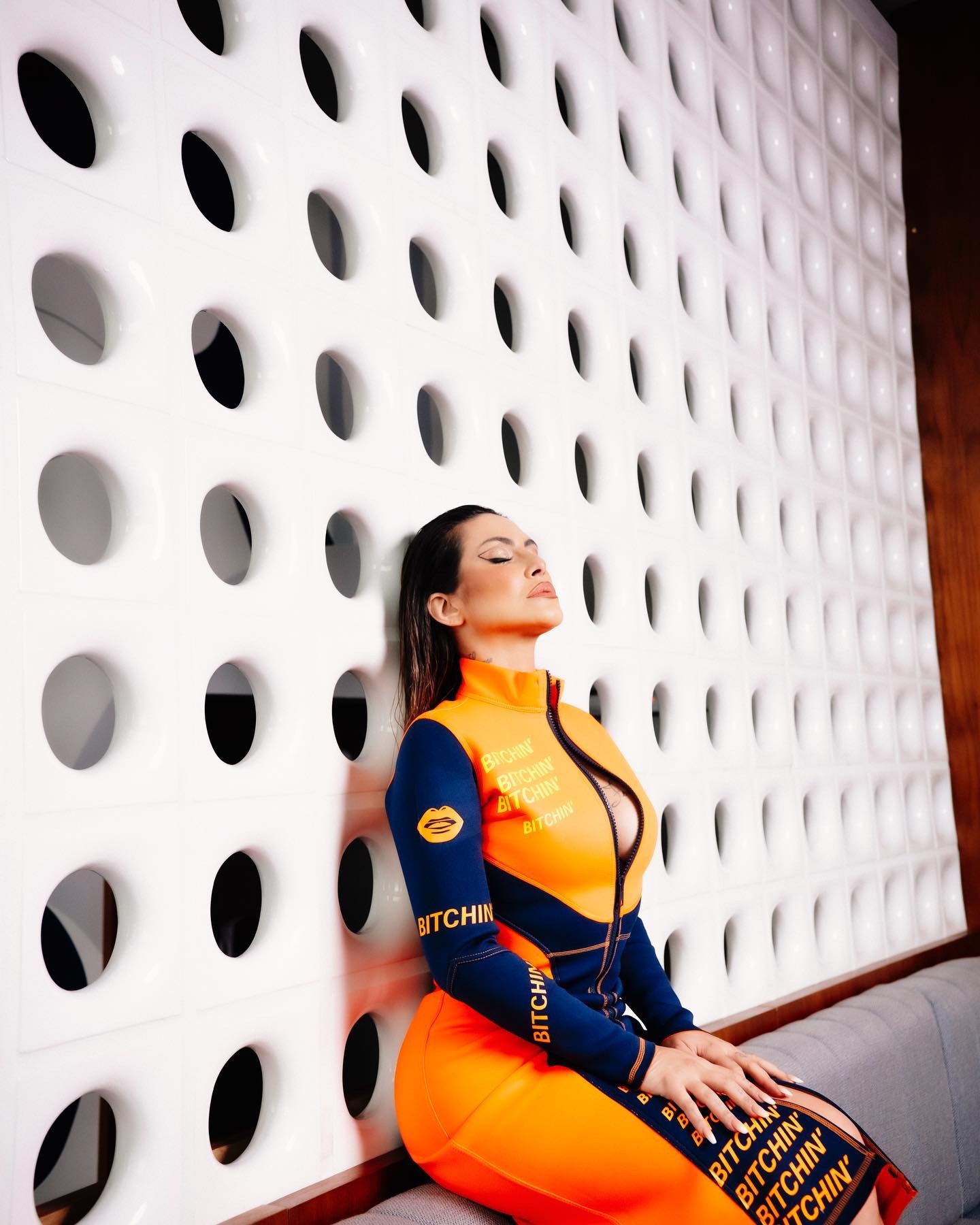 Cleo publica álbum de fotos com vestido em tons de laranja e azul e zíper frontal (Foto: Reprodução / Instagram)