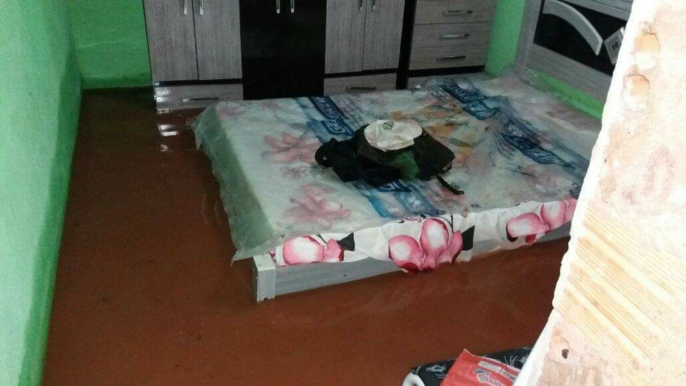 Chuva provocou alagamento de casas em Ouro Verde (Foto: José da Silva/Cedida)