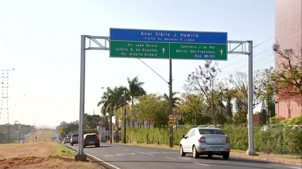 Anel viário de Rio Preto ganhou pórtico de sinalização — Foto: Reprodução/TV TEM