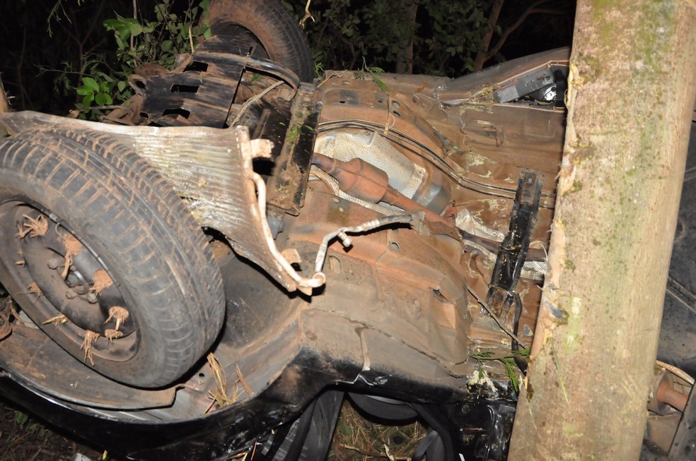 Veículo capotou e ainda bateu em uma árvore, em Junqueirópolis (Foto: Base de Socorristas de Junqueirópolis/Divulgação)