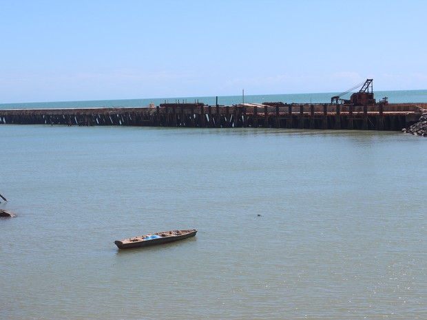 Maresia já provocou a oxidação das estruturas de ferro utilizadas nas obras do porto de Luís Correia (Foto: Gilcilene Araújo/G1)