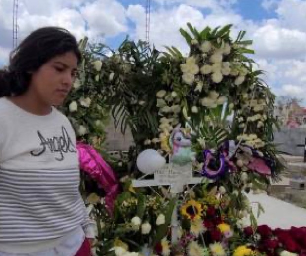 A mãe, Mary Jane Mendoza, no cemitério onde a filha foi sepultada (Foto: Reprodução/El Universal)