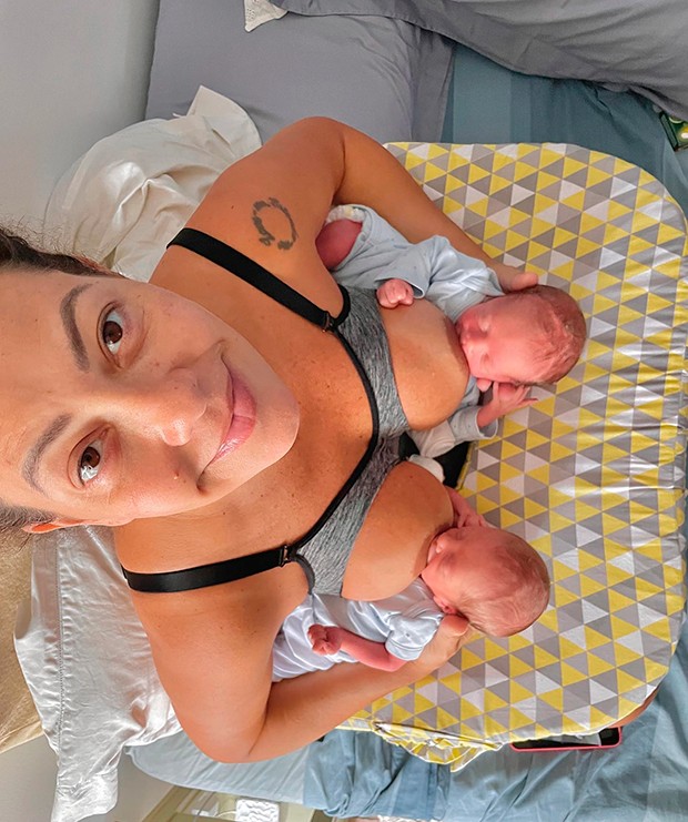 Fabiula Nascimento com Emilio Dantas e os gêmeos, Roque e Raul (Foto: Reprodução/ Instagram)
