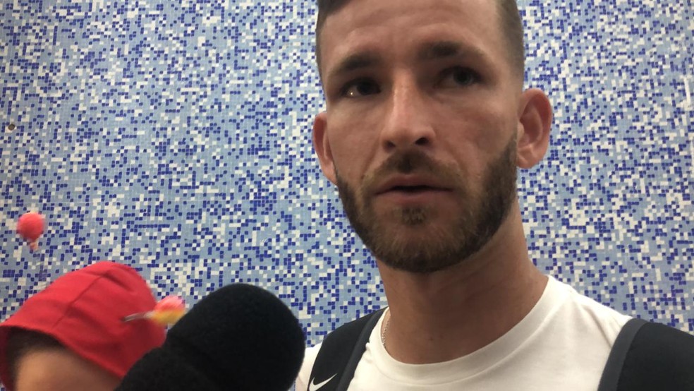 Léo Pereira desembarque Rio de Janeiro Flamengo — Foto: Raphael Zarko