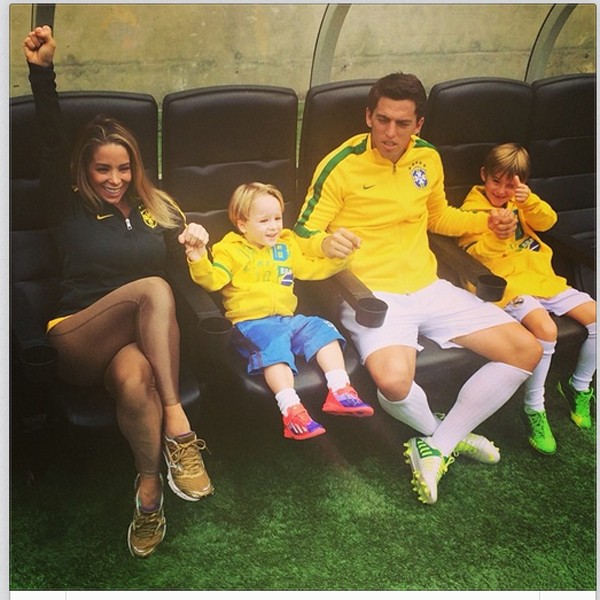 Dani Winits e família (Foto: Reprodução/Instagram)