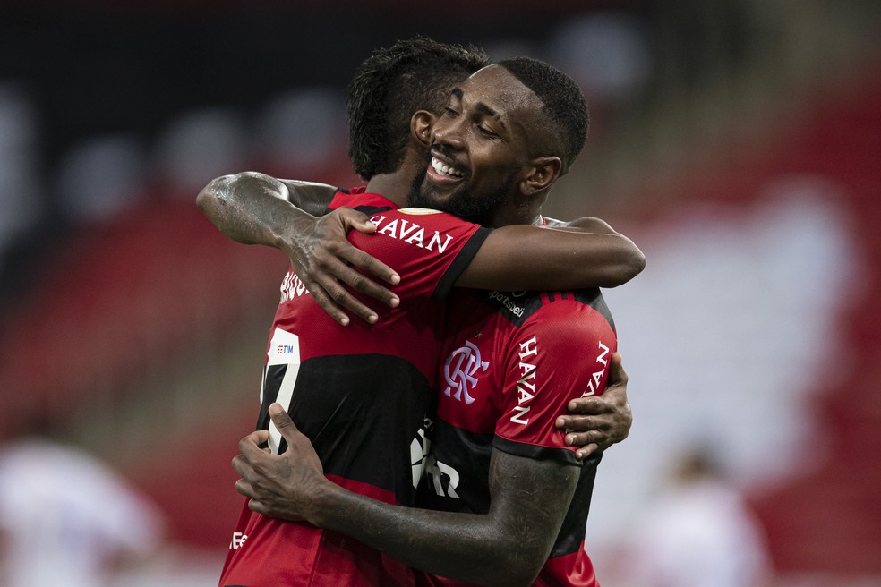 Bruno Henrique e Gerson comemoram gol do Flamengo — Foto: Jorge Rodrigues/AGIF