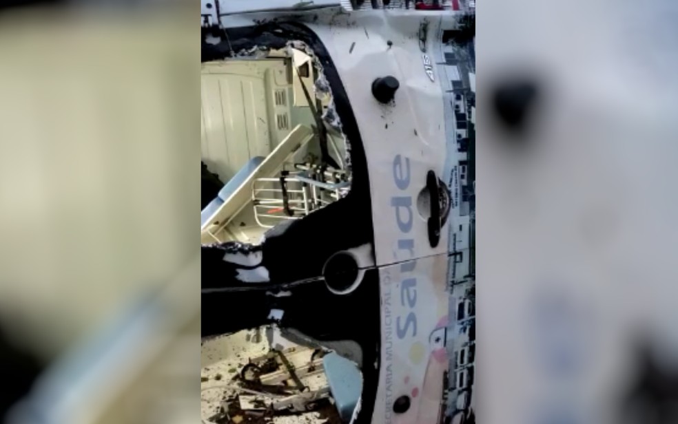 Ambulância ficou destruída após o acidente — Foto: Divulgação/Prefeitura de Santa Fé de Goiás