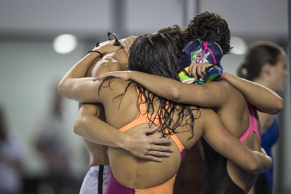 Abraço de comemoração entre os brasileiros do revezamento 4 x 100 — Foto: Comitê Olímpico do Brasil 