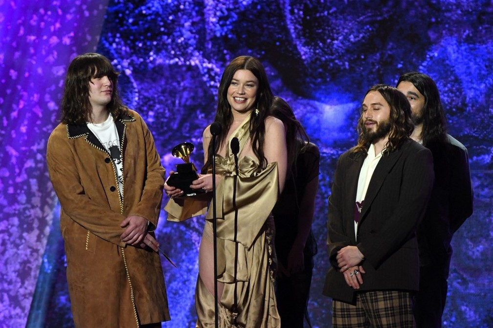 Wet Leg recebe Grammy de álbum alternativo em 2023 — Foto: VALERIE MACON / AFP