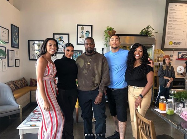 Kim Kardashian e Kanye West com o ex-presidiário Paul Algarin e sua família (Foto: Instagram)
