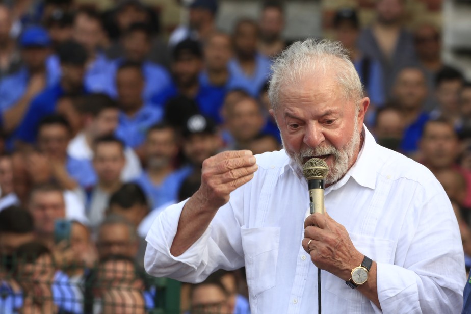 Lula discursa durante comício em São Bernardo do Campo, em São Paulo