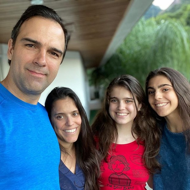 Tadeu Schmidt com Ana Cristina e as filhas Valentina e Laura (Foto: Instagram)