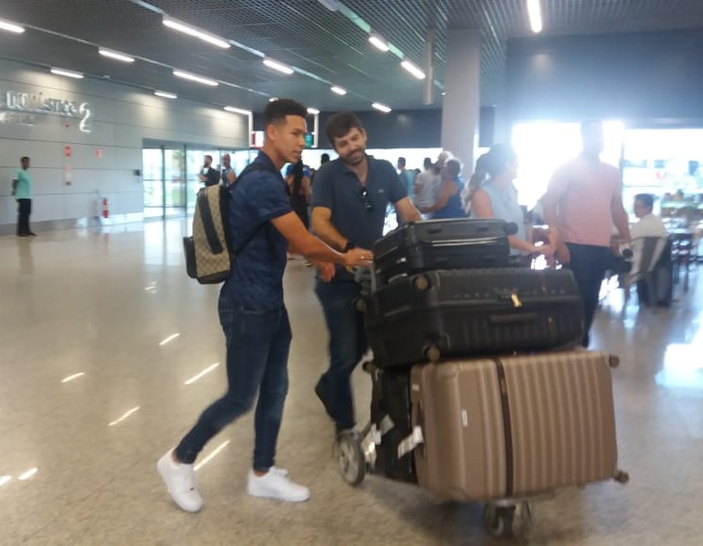 Marquinhos Gabriel chega a BH para fazer exames e assinar com o Cruzeiro