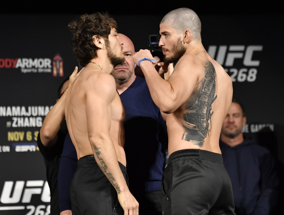 Melsik Baghdasaryan e Bruno Souza pesagem se enfrentam nos penas — Foto: Jeff Bottari/Zuffa LLC