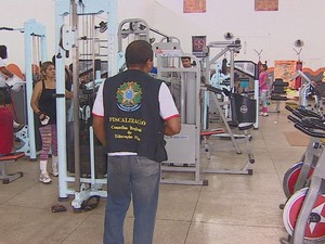 Fiscal do Cref realizando inspeção em academia de Macapá (Foto: Reprodução/TV Amapá)