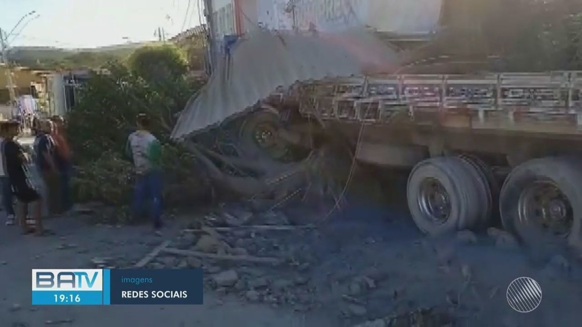 Caminhão que carregava cimento invade sete casas no oeste da Bahia; uma pessoa fica ferida