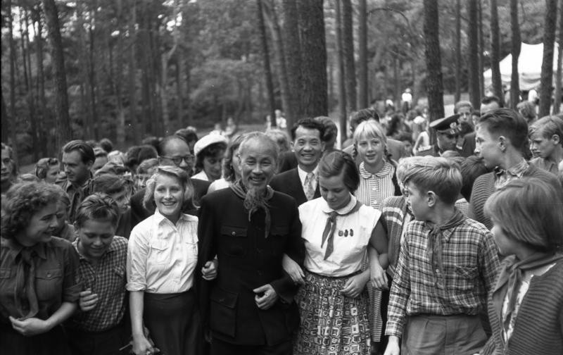 Ho Chi Minh com jovens Pioneiros Thälmann, grupo socialista da Alemanha, em 1957 (Foto: Bundesarchiv, Bild 183-48550-0036 / CC-BY-SA 3.0/Wikimedia Commons)