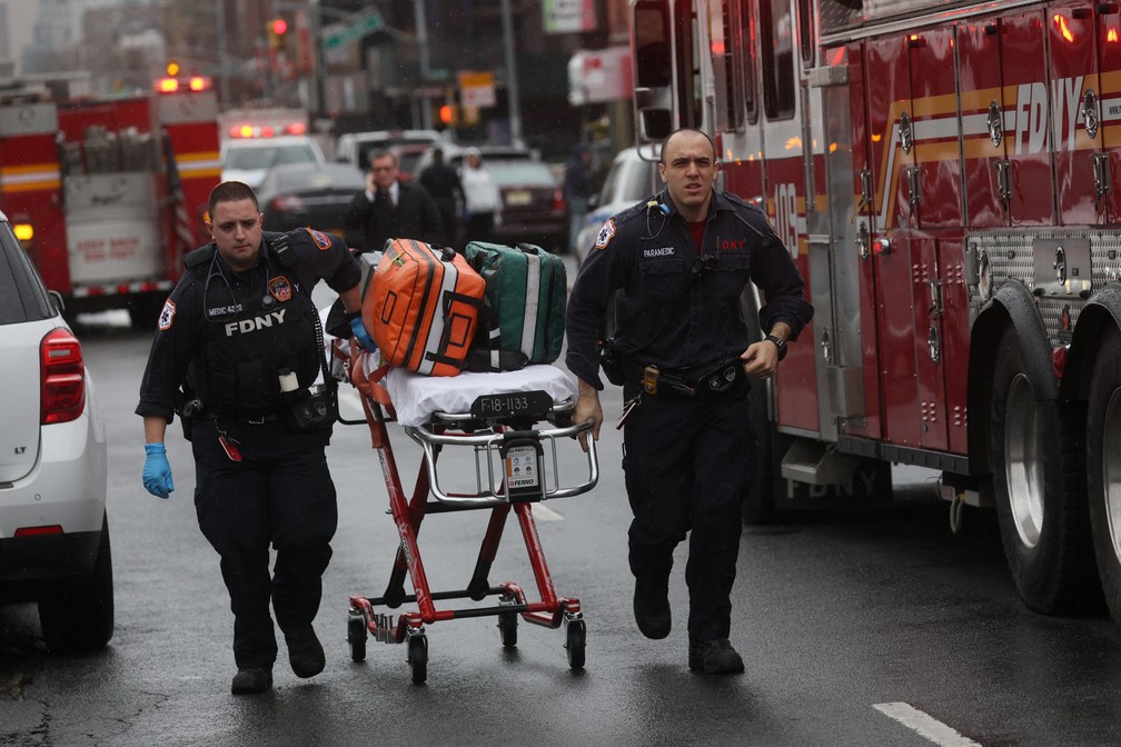 Equipes de resgate trabalham na estação de metrô em Nova York onde foram disparados tiros — Foto: Brendan McDermid/Reuters